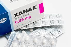 زاناكس Xanax دواعي الاستخدام، وآثاره الجانبية