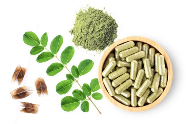 طرق استخدام نبات المورينحا ككبسولات ، أو مسحوق يضاف إلي الماء أو الأطعمة أو كمشروب عشبي.